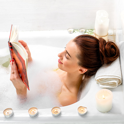 Femme qui prend son bain en lisant