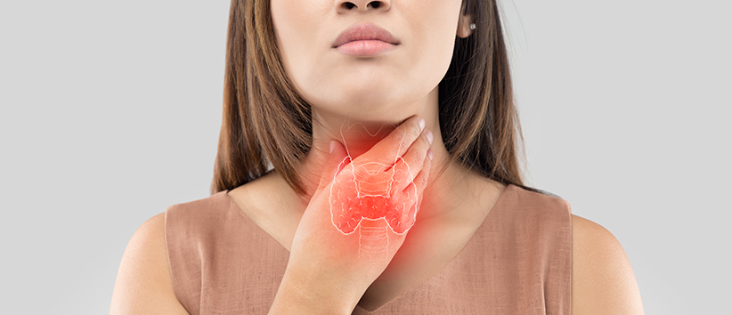 Page-Femme-hypothyroïdienne-2 Femme se tenant le cou au niveau de la thyroïde