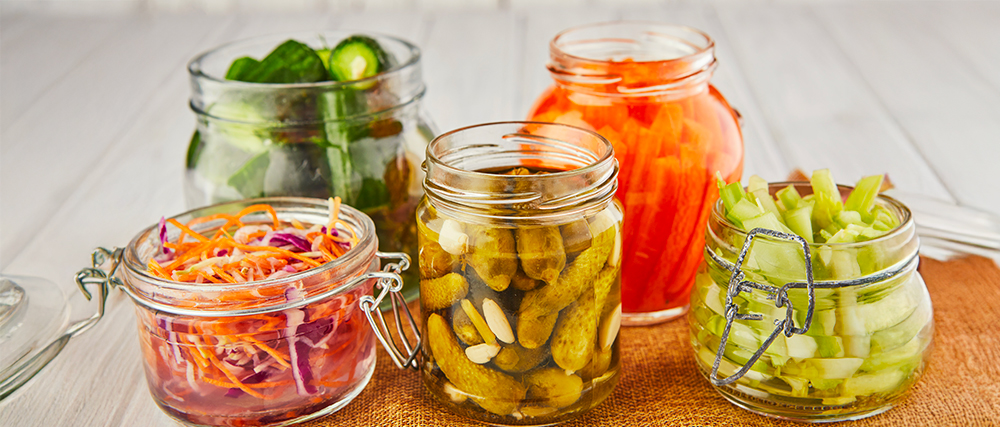 Bocaux legumes fermentés des bocaux en verre ouverts avec des aliments à l'intérieur