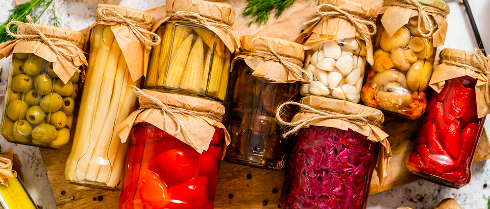 Legumes lactofermentés des bocaux en verre dans lesquels des aliments sont en train de fermenter