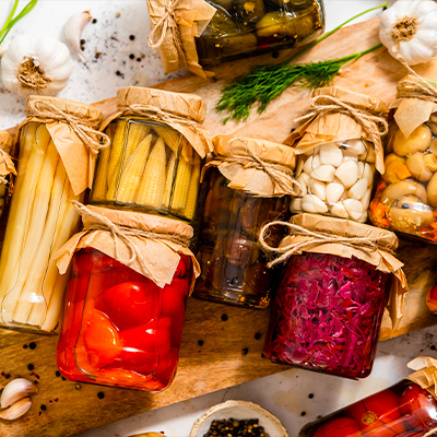 des bocaux en verre dans lesquels des aliments sont en train de fermenter