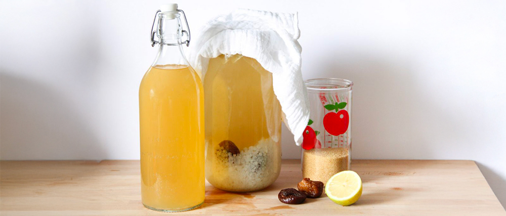 Recette kefir de fruits un bocal, une bouteille et un verre en verre contenant du kéfir de fruits au citron et aux figues