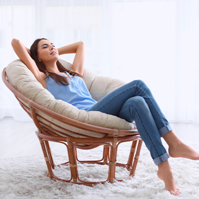 Femme détendue dans un fauteuil