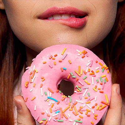 des bocaux en verre dans lesquels des aliments sont en train de fermenter